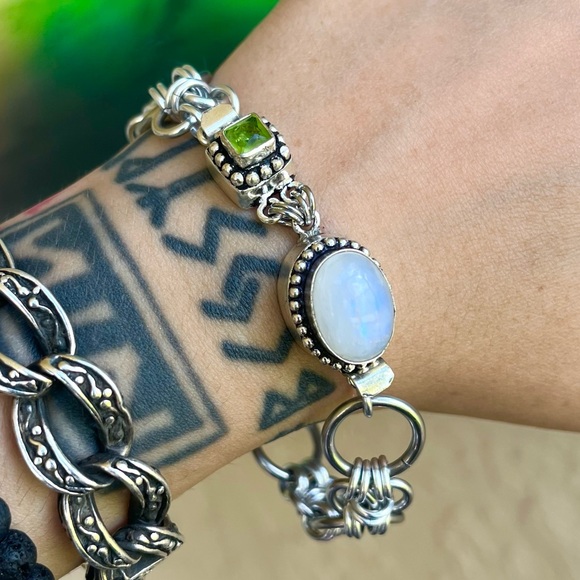 Handmade green peridot & moonstone maille link boho gemstones bracelet - Picture 13 of 15